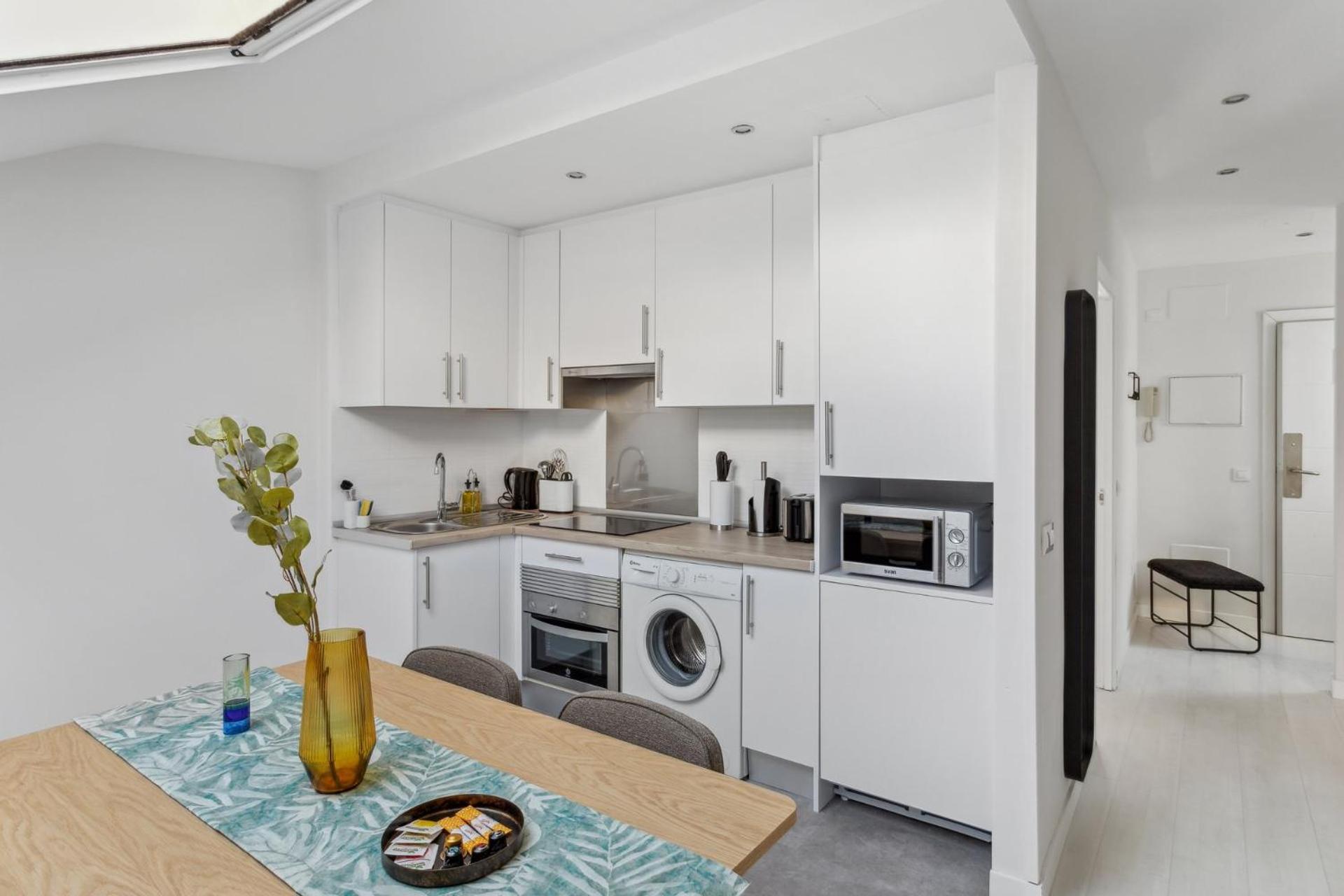Limehome Madrid Calle De La Paloma ภายนอก รูปภาพ