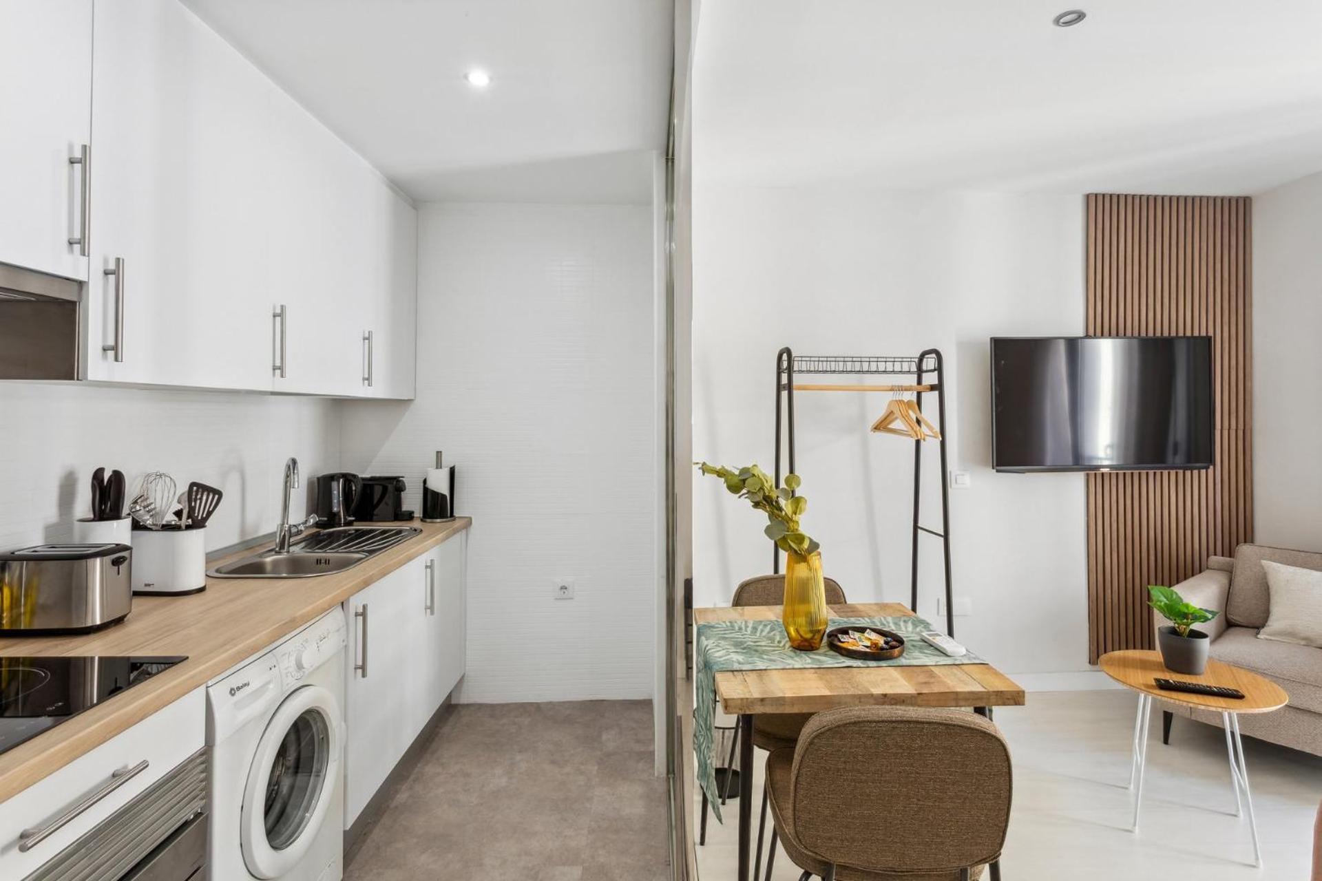 Limehome Madrid Calle De La Paloma ภายนอก รูปภาพ